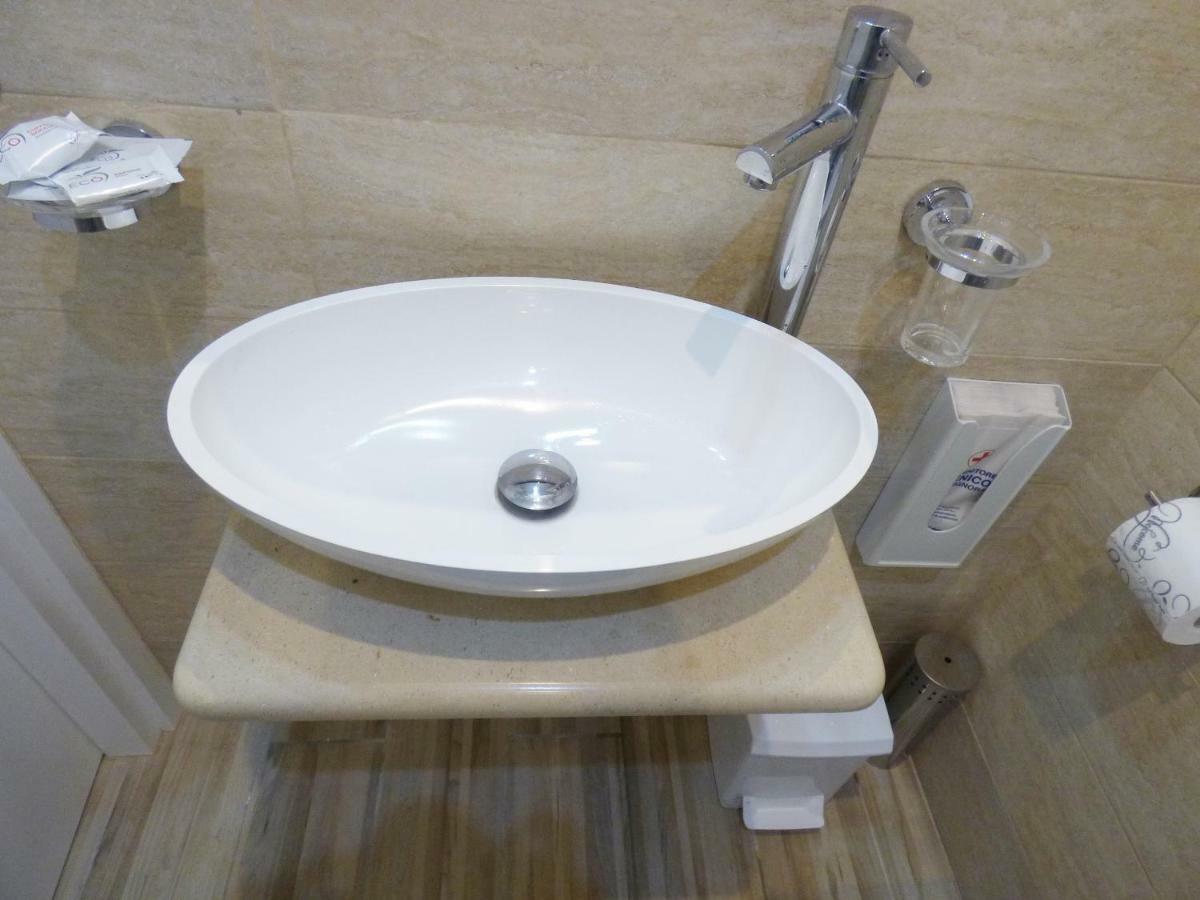 Da Polly A Piazza Amedeo Bed and Breakfast Napels Buitenkant foto