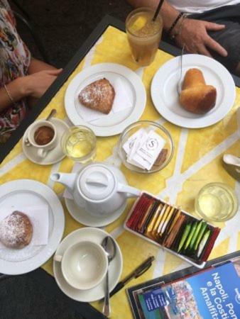 Da Polly A Piazza Amedeo Bed and Breakfast Napels Buitenkant foto