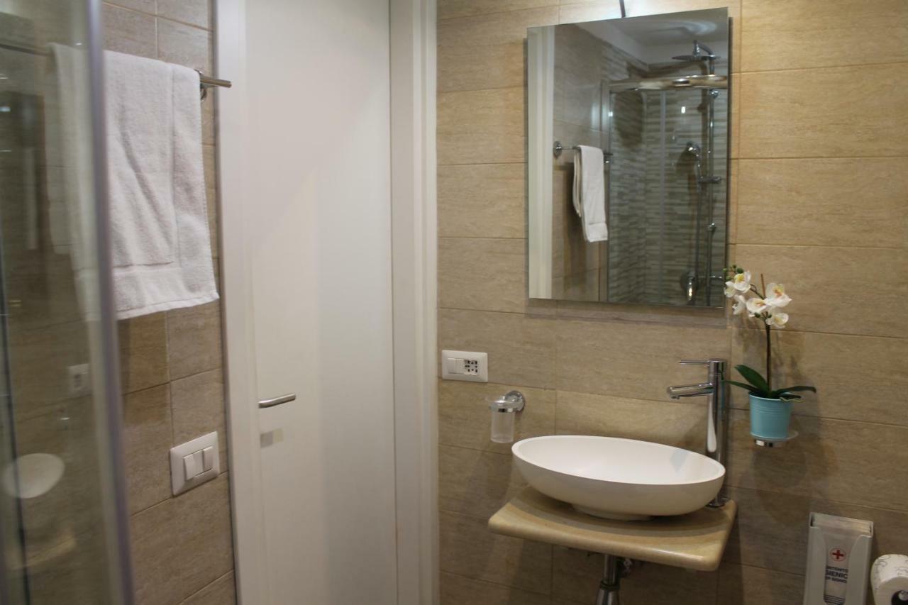 Da Polly A Piazza Amedeo Bed and Breakfast Napels Buitenkant foto