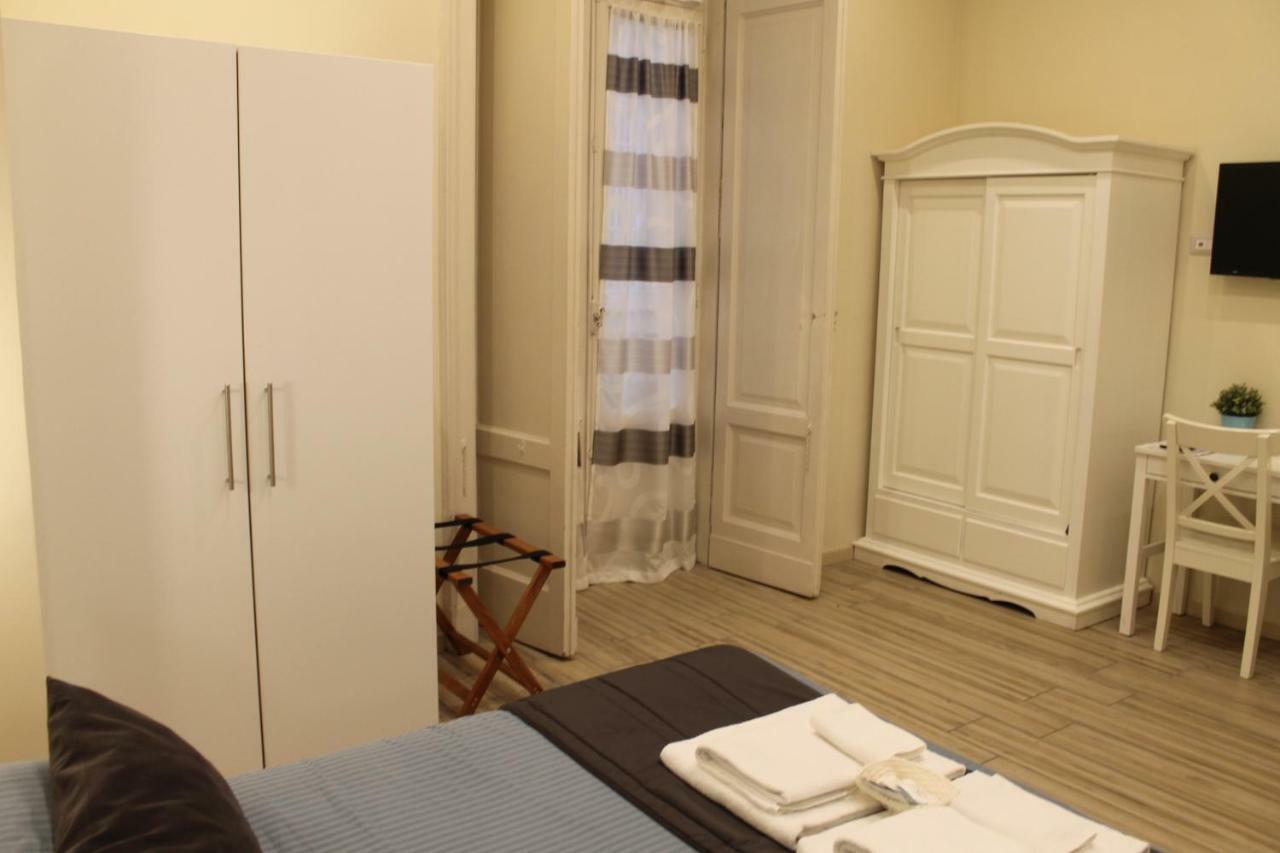 Da Polly A Piazza Amedeo Bed and Breakfast Napels Buitenkant foto